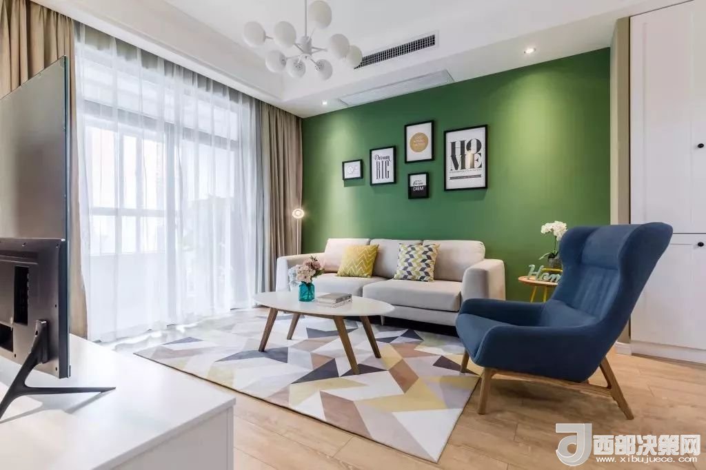 沙發(fā)背景墻選對裝飾畫，才能美了整個客廳空間！