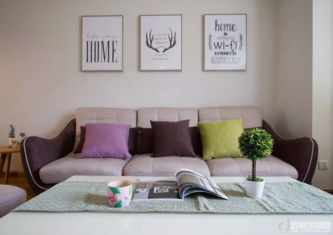 沙發(fā)背景墻選對裝飾畫，才能美了整個客廳空間！