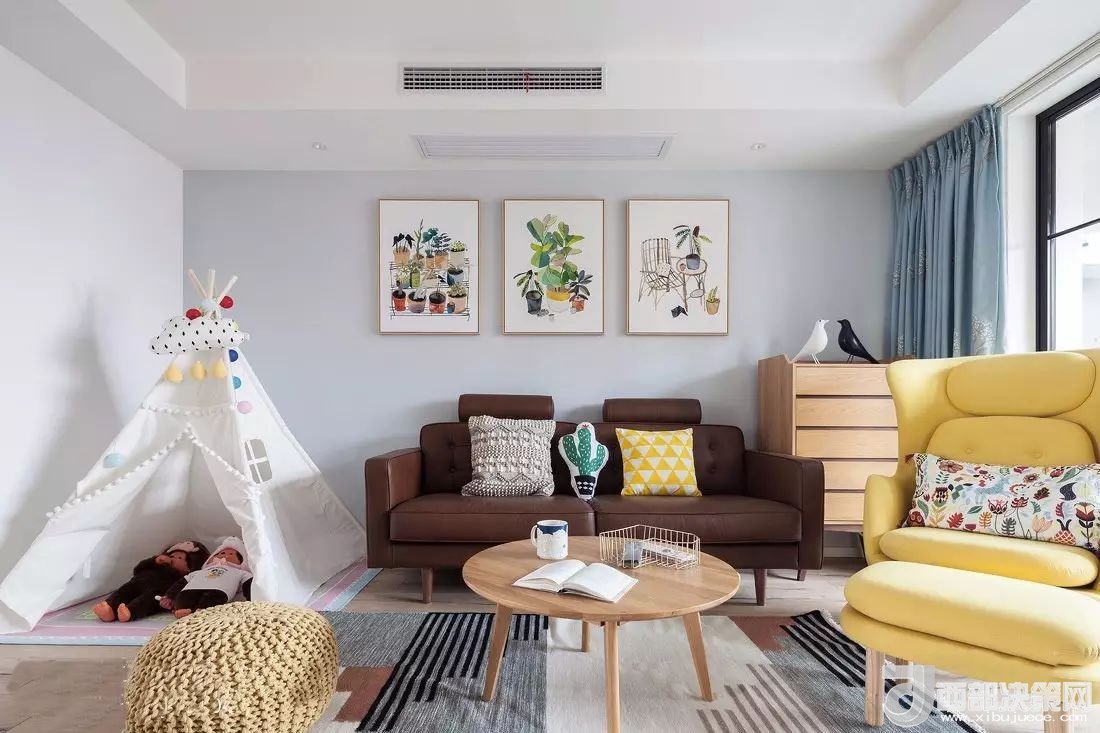 沙發(fā)背景墻選對裝飾畫，才能美了整個客廳空間！