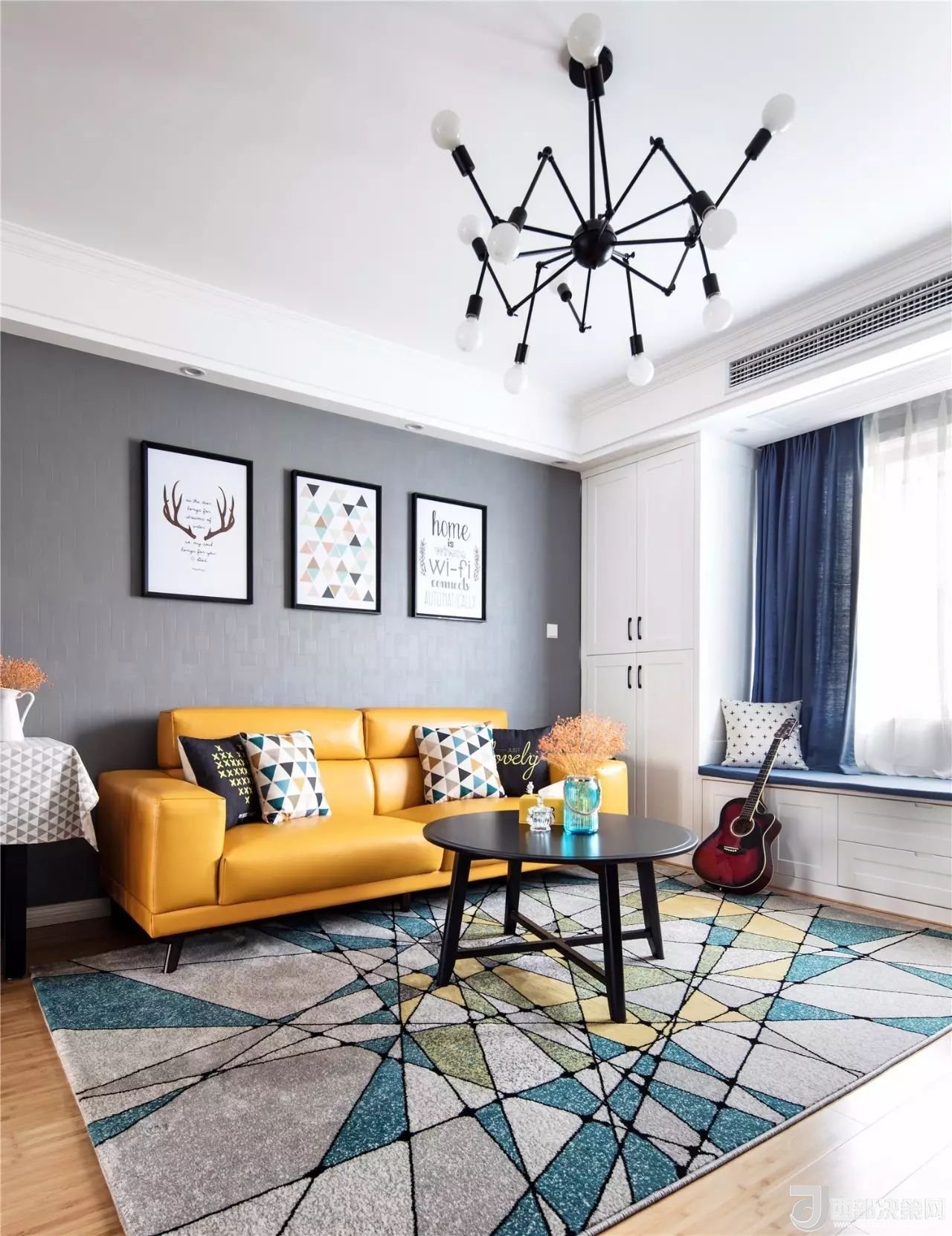 沙發(fā)背景墻選對裝飾畫，才能美了整個客廳空間！