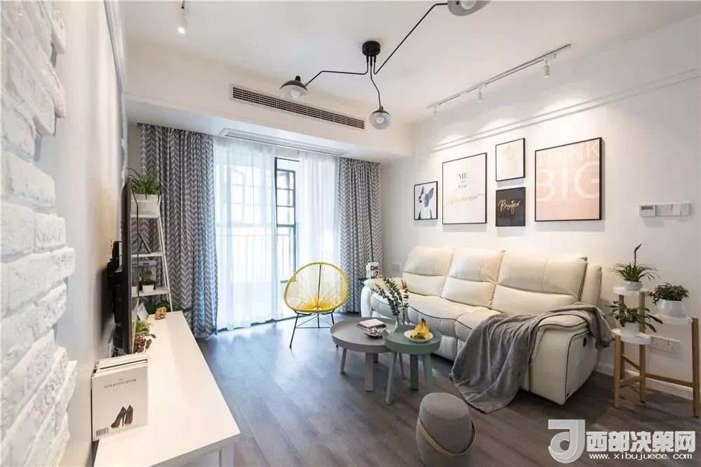 沙發(fā)背景墻選對裝飾畫，才能美了整個客廳空間！