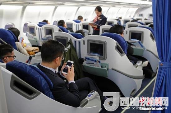 在東航MU5137航班上，旅客全程在飛行模式下可以使用手機(jī)。殷立勤 攝