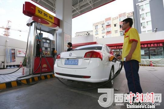 資料圖：山西太原，加油站工作人員正在給車輛加油?！?jiān)?攝