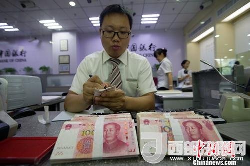 資料圖：銀行工作人員正在清點貨幣。<a target='_blank' >中新社</a>記者 張云 攝