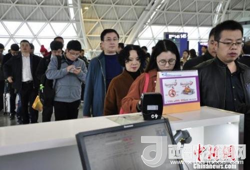 圖為旅客等待進(jìn)入客艙。　呂俊明 攝