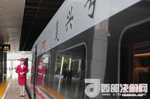 資料圖：4月10日，列車員在“復興號”列車旁迎接旅客的到來。 <a target='_blank'  data-cke-saved- >中新社</a>記者 殷立勤 攝