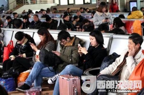 資料圖：移動(dòng)互聯(lián)網(wǎng)時(shí)代，旅客都拿著手機(jī)打發(fā)時(shí)間。<a target='_blank' >中新社</a>記者 王中舉 攝