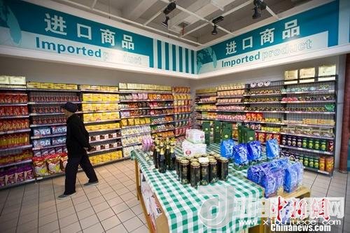 資料圖：民眾正在超市挑選進口商品。 <a target='_blank'  data-cke-saved- >中新社</a>記者 張云 攝