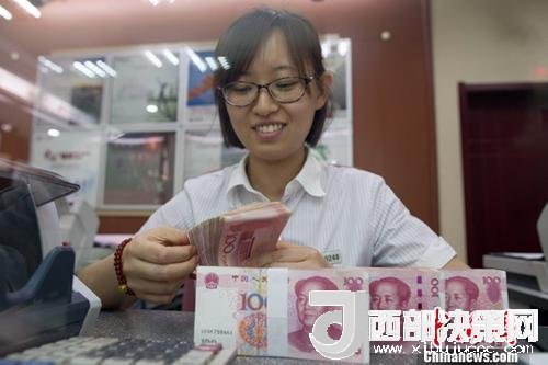 7月5日，山西太原一銀行工作人員正在清點貨幣。人民幣對美元匯率中間價在經(jīng)歷了過去11個交易中的10次下調(diào)后終于迎來大漲。5日，中國外匯交易中心公布人民幣對美元匯率中間價報6.6180，較前一交易日大幅上調(diào)415個基點，創(chuàng)下自2017年10月11日以來的最大升幅。<a target='_blank' >中新社</a>記者 張云 攝