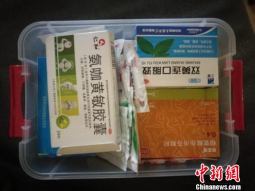 圖為家里的藥盒。 謝藝觀 攝