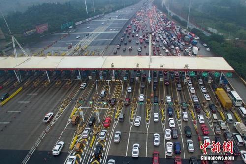 資料圖：車輛通過收費站。<a target='_blank'  data-cke-saved- ><p  align=