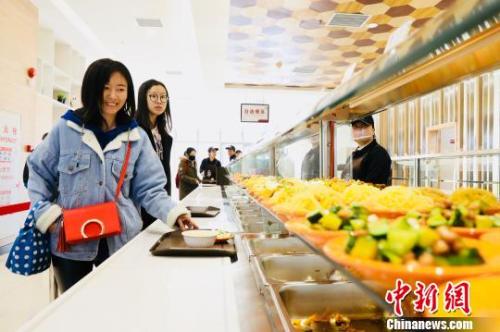 　資料圖：消費者在餐廳就餐?！惴?攝