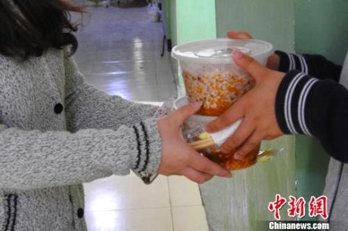 外賣配送員將外賣送到學(xué)生宿舍。受訪者供圖