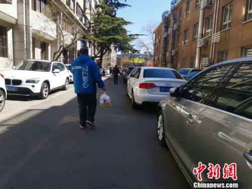 圖為餓了么配送員正在送餐。 謝藝觀 攝