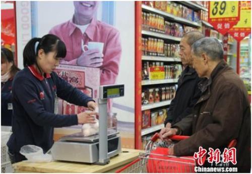 資料圖：在保定市北市區(qū)一家大型超市內(nèi)，促銷員正在為購買雞蛋的市民稱量、打包。李芳華 攝