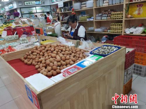 圖為菜市場里賣的雞蛋。 謝藝觀 攝