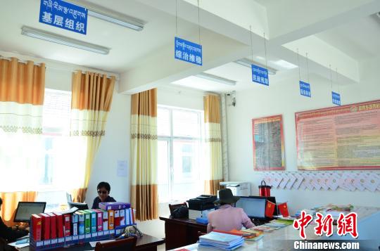 圖為塔秀村的便民服務(wù)大廳?！◆?shù)り?攝