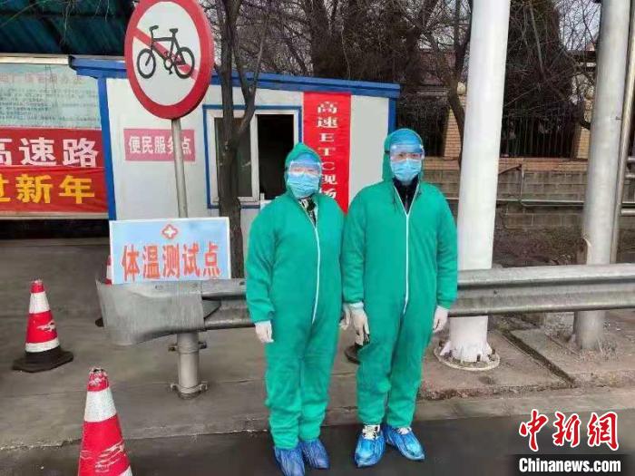 鄉(xiāng)鎮(zhèn)衛(wèi)生院和社區(qū)衛(wèi)生中心工作人員排查發(fā)熱患者?！〗樾菔嗅t(yī)療集團(tuán)供圖 攝