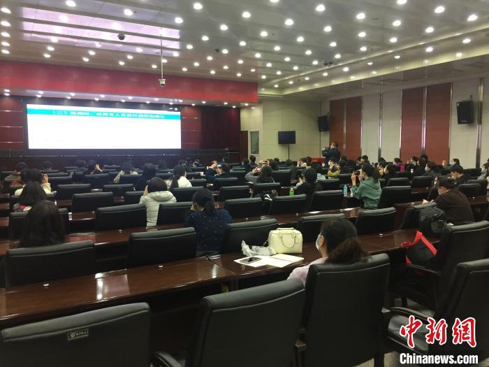 山西選派554名疫情防控指導(dǎo)員駐校指導(dǎo)高三年級開學(xué)疫情防控?！「呷鸱?攝