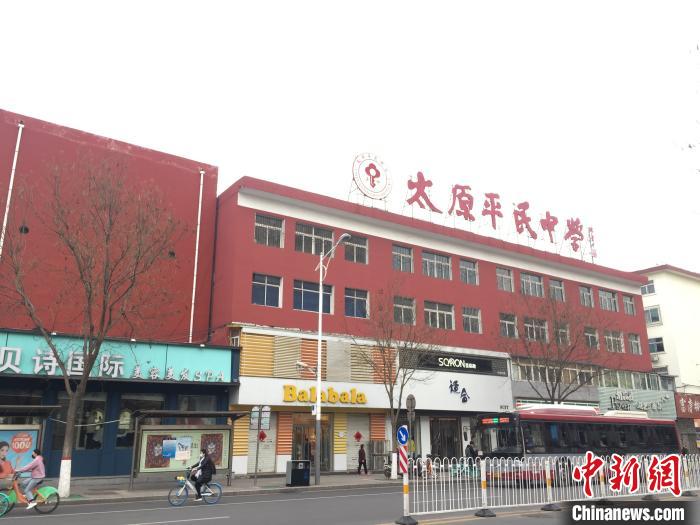 所有師生實(shí)行“日?qǐng)?bào)告”“零報(bào)告”制度，確保開(kāi)學(xué)后校園衛(wèi)生安全?！「呷鸱?攝