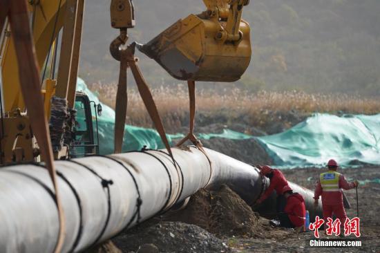 資料圖：天然氣管道施工現(xiàn)場。<a target='_blank'  data-cke-saved- >中新社</a>記者 蘇丹 攝