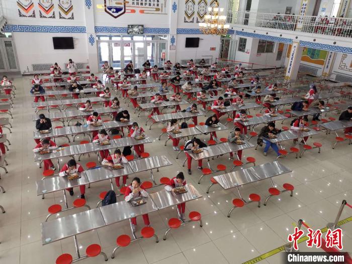 圖為學(xué)生們在食堂就餐?！鯆I娜 攝