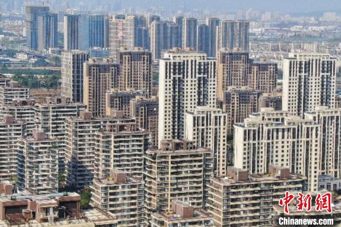 房地產(chǎn)行業(yè)作為特殊的商品銷售業(yè)，受疫情影響，一些企業(yè)資金回籠困難，亟待金融和稅務(wù)部門的政策支持?！°蟛?攝