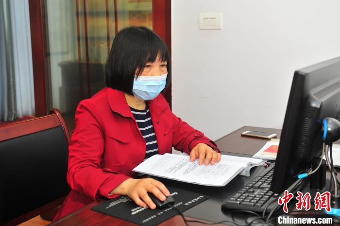 全國人大代表劉發(fā)英：助大山里貧困孩子圓上學(xué)夢