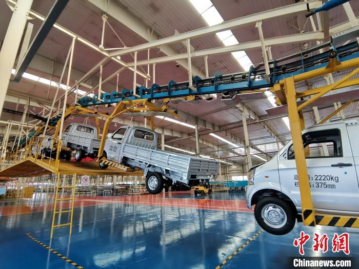 成功汽車是山西省重點轉(zhuǎn)型項目，擁有國內(nèi)先進的零部件、發(fā)動機整機自動裝配和發(fā)動機生產(chǎn)線、實驗線，還有國際一流的工業(yè)機器人?！「唢w 攝