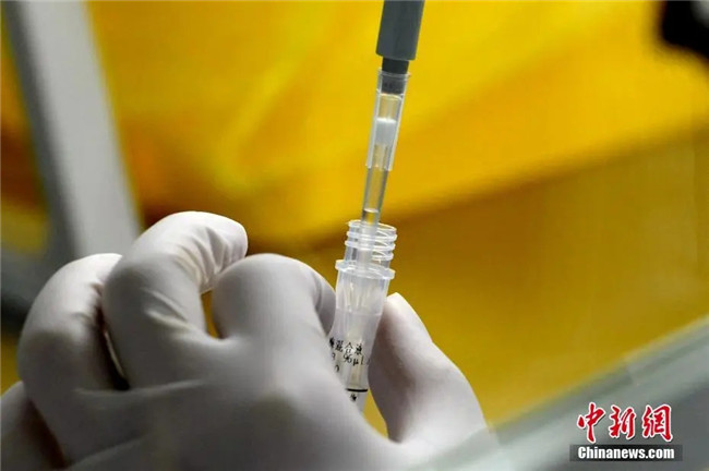 資料圖：工作人員正在準(zhǔn)備檢測試劑。<a target='_blank'  data-cke-saved- >中新社</a>記者 王東明 攝