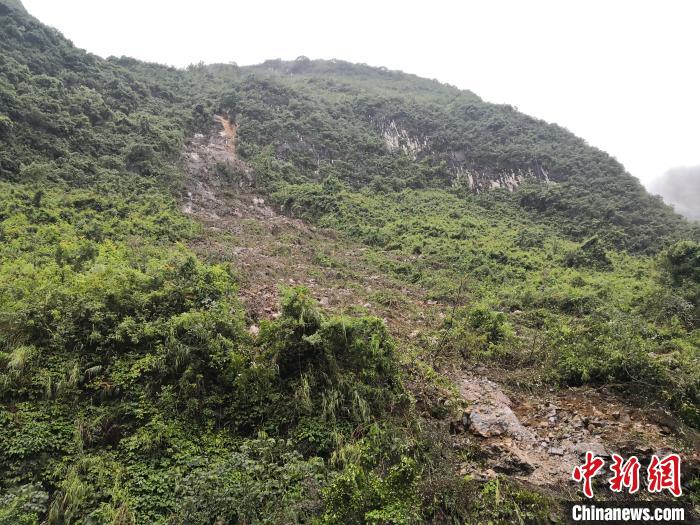山體滑坡處?！↑S鵬 攝