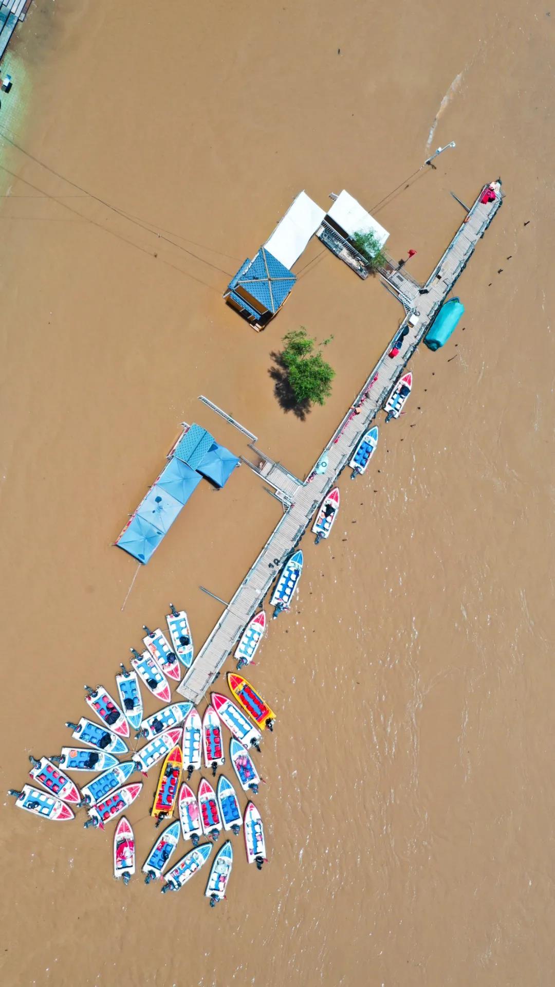 ▲圖為6月27日已暫時關(guān)閉的黃河蘭州段一處快艇碼頭（無人機照片）。新華社發(fā)（郎兵兵 攝）