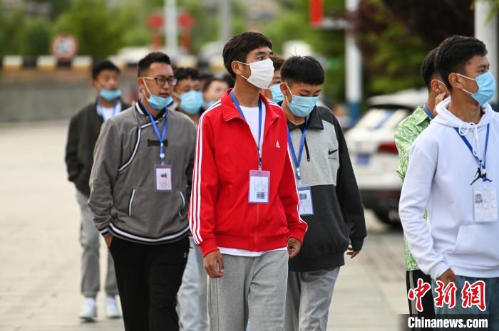 7月7日，考生在拉薩三高考點(diǎn)外有序排隊(duì)，等待進(jìn)入考場?！『闻罾?攝