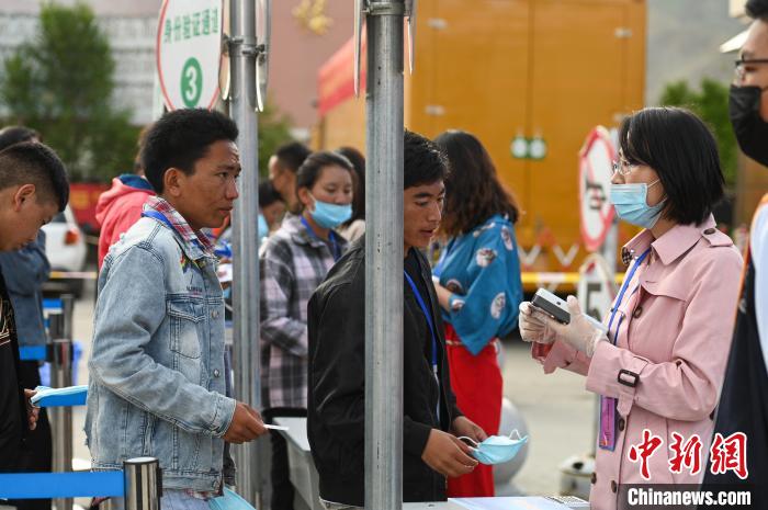 7月7日，考生在拉薩三高考點(diǎn)外進(jìn)行身份證件核驗(yàn)。　何蓬磊 攝