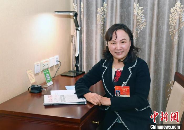 全國人大代表，浙江省臺州市椒江區(qū)大陳實驗學(xué)校校長、黨支部書記翁麗芬 蔡榮章 攝