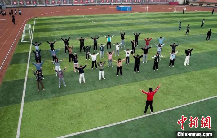 寧夏大學(xué)校園內(nèi)，學(xué)生跟隨老師練習(xí)八段錦。 謝宇 攝