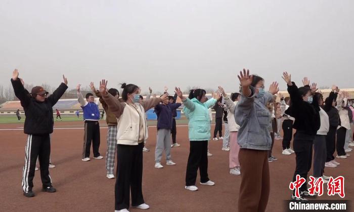 寧夏大學(xué)校園內(nèi)，學(xué)生練習(xí)八段錦。 謝宇 攝