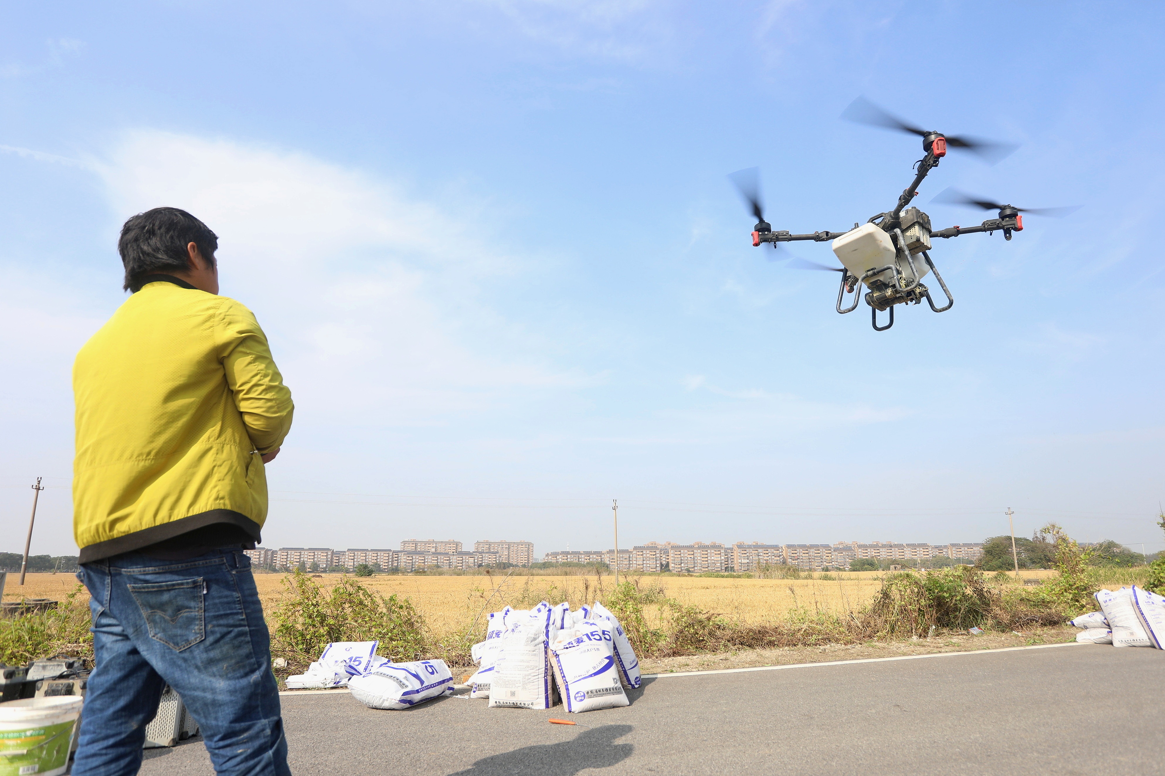 2023年11月15日，浙江嘉興，南湖區(qū)七星街道一處農(nóng)田里，農(nóng)民操縱無人機(jī)進(jìn)行冬小麥飛播。