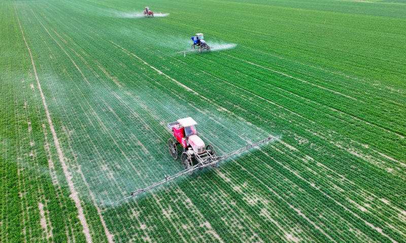 2024年2月18日，安徽省亳州市，利辛縣紀(jì)王場鄉(xiāng)孫老家村麥田，農(nóng)民駕駛自走式高桿噴霧機(jī)對小麥進(jìn)行噴藥作業(yè)。