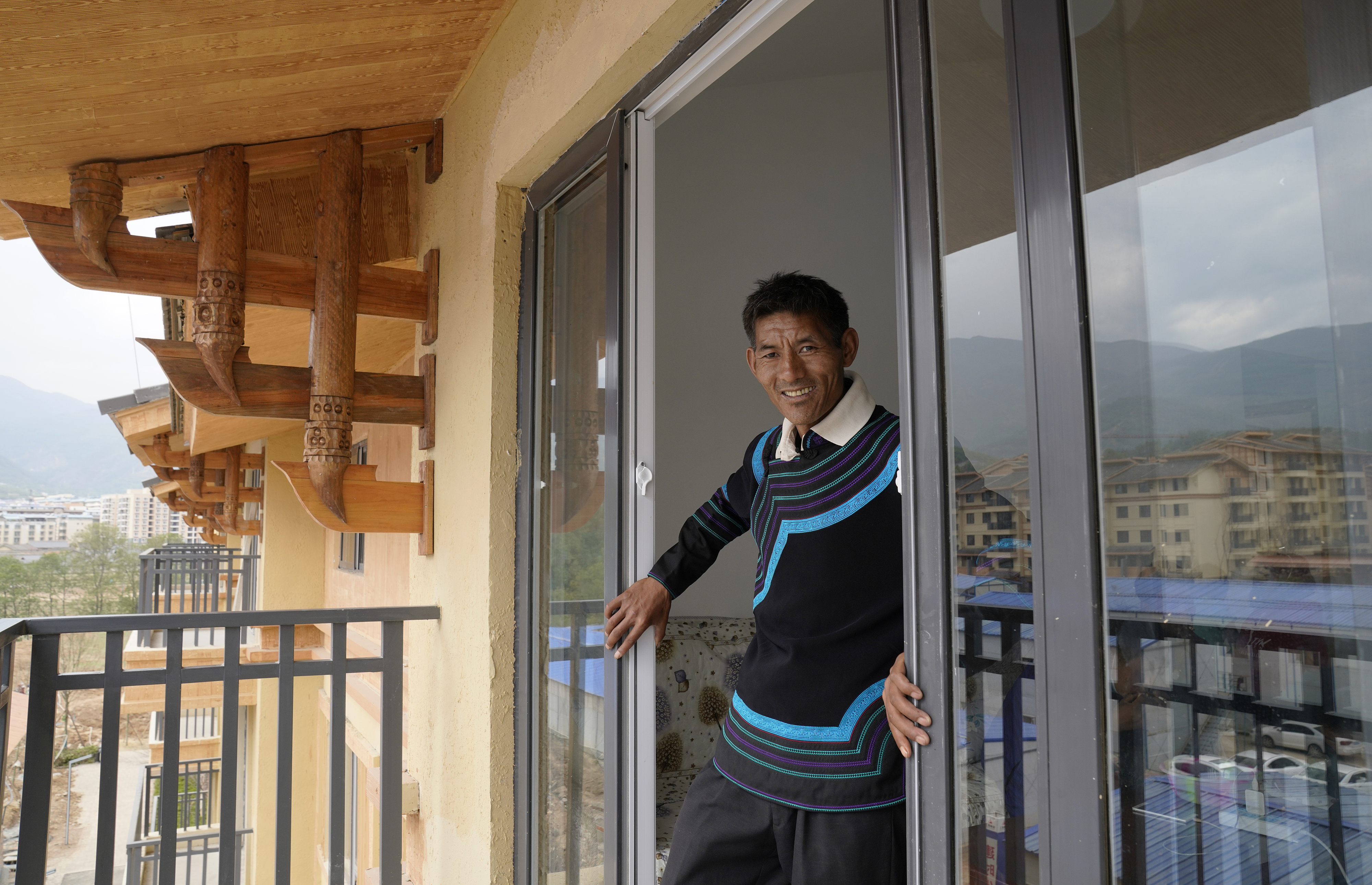 2020年5月14日，四川涼山彝族自治州昭覺(jué)縣，“懸崖村”村村民某色伍哈入住新房。